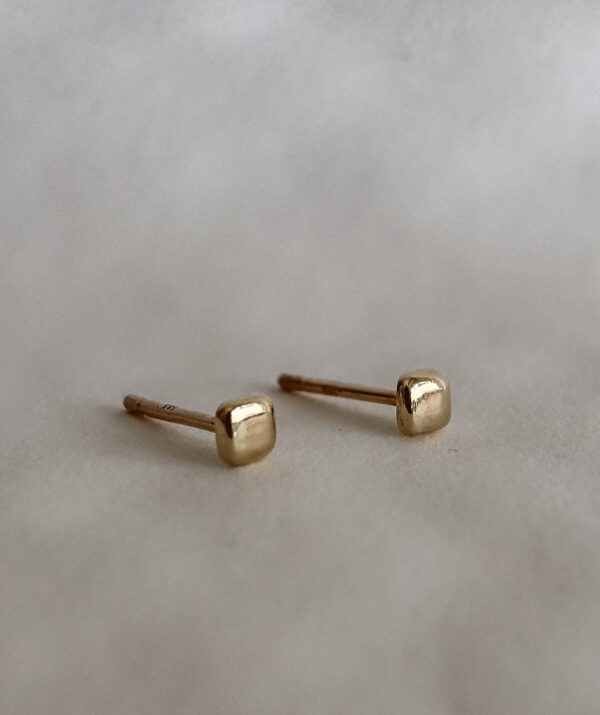 rhombus stud earrings  / 14K yellow gold